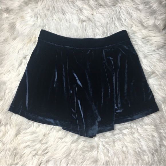 Anthropologie Hazel Velvet Shorts - Picture 2 of 7